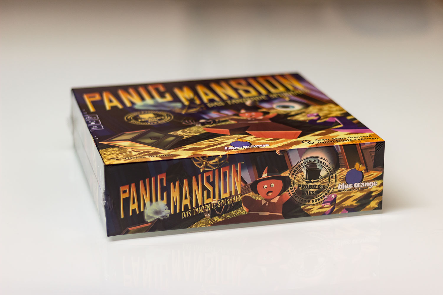 "Panic Mansion" ist im Handel angekommen. Ab sofort ist es dort zum Kaufen verfügbar. “Panic Mansion” spielt sich in kurzen 10-20 Minuten mit 2-4 Spielern. Die autoren Asger Harding Granerud & Daniel Skjold Pedersen legen vor allem auf kurzweiligen Spaß wert.