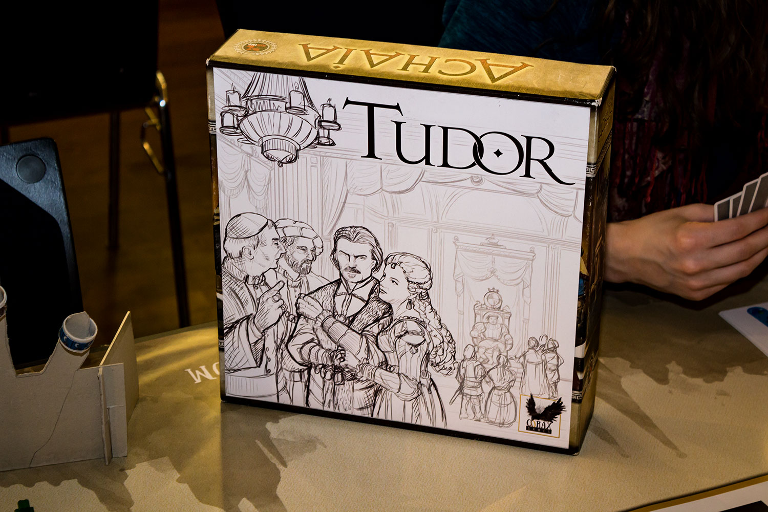 Die kommende Neuheit "Tudor" soll noch in der ersten Jahreshälfte 2018 in der Spieleschmiede starten und später bei Corax Games verkauft werden. In Ratingen war ein weiter entwickelter Prototyp zu sehen. Dieser warschon deutlich anders, als der am Corax Tag 2017 gezeigte Prototyp