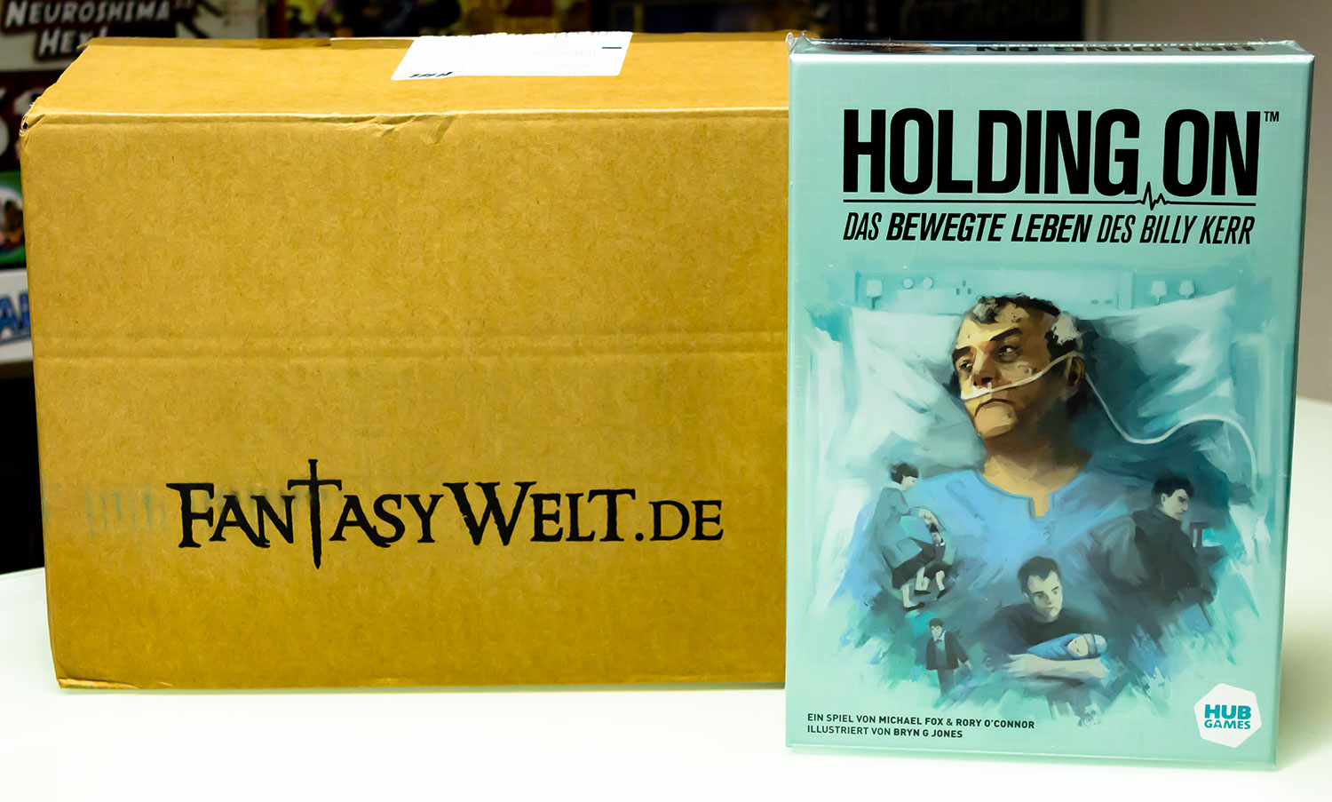 GEWINNSPIEL // Holding On - von FantasyWelt.de