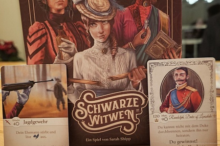 Schwarze Witwen ist ein Drafting- und Hand-Management-Spiel mit einem makabren Thema für 2-6 Personen ab 14 Jahren mit einer ungefähren Spielzeit von 30-90 Minuten, in dem wir versuchen, durch Heirat, Wirtschaft und Mord genug Geld anzuhäufen, um für unseren Traummann, den Duke interessant zu werden. Bei all unseren Machenschaften sollten wir jedoch nicht zu sehr in Verruf geraten.