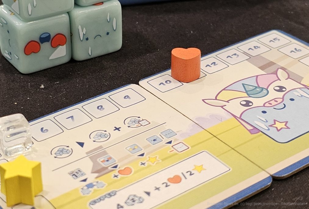 "CubeMelt: Getting Dicey!" ist ein unglaublich süßes Push-Your-Luck Würfelspiel für 1-5 Personen ab 6 Jahren mit einer Spielzeit von 15-20 Minuten, in dem wir einen Eiswürfel spielen, der Abenteuer erleben oder seine Liebe finden will. Doch das Leben als Eiswürfel ist kurz und so müssen wir uns bei diesem Vorhaben beeilen.