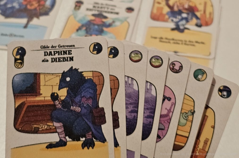 "Die glorreichen Gilden von Buttonville" ist ein modulares Set-Collection-Spiel für 2-4 Personen ab 8 Jahren mit einer Spielzeit von etwa 30 Minuten, in dem wir Sets mit Charakteren ausspielen, um Effekte zu triggern und Knöpfe zu erhalten.