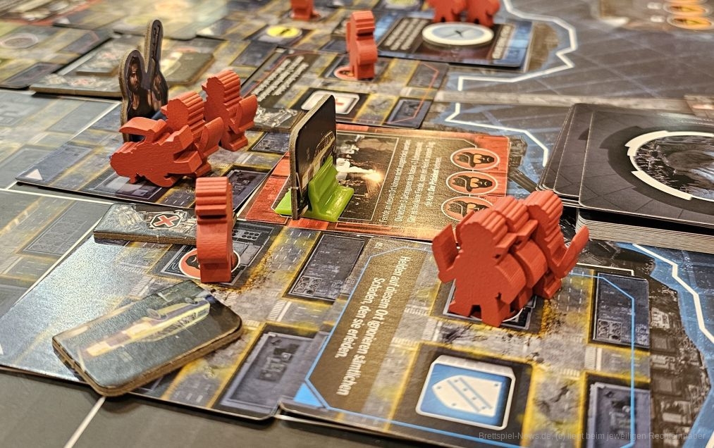 "Die Klapperschlange" ist ein kartengesteuertes semikooperatives Abenteuerspiel mit asymmetrischen Charakteren für 1-4 Personen ab 12 Jahren mit einer Spielzeit von 60-120 Minuten, in dem wir versuchen, schnellstmöglich den verschleppten Präsidenten zu finden und dann als Gruppe oder alleine von der Insel Manhattan zu verschwinden.