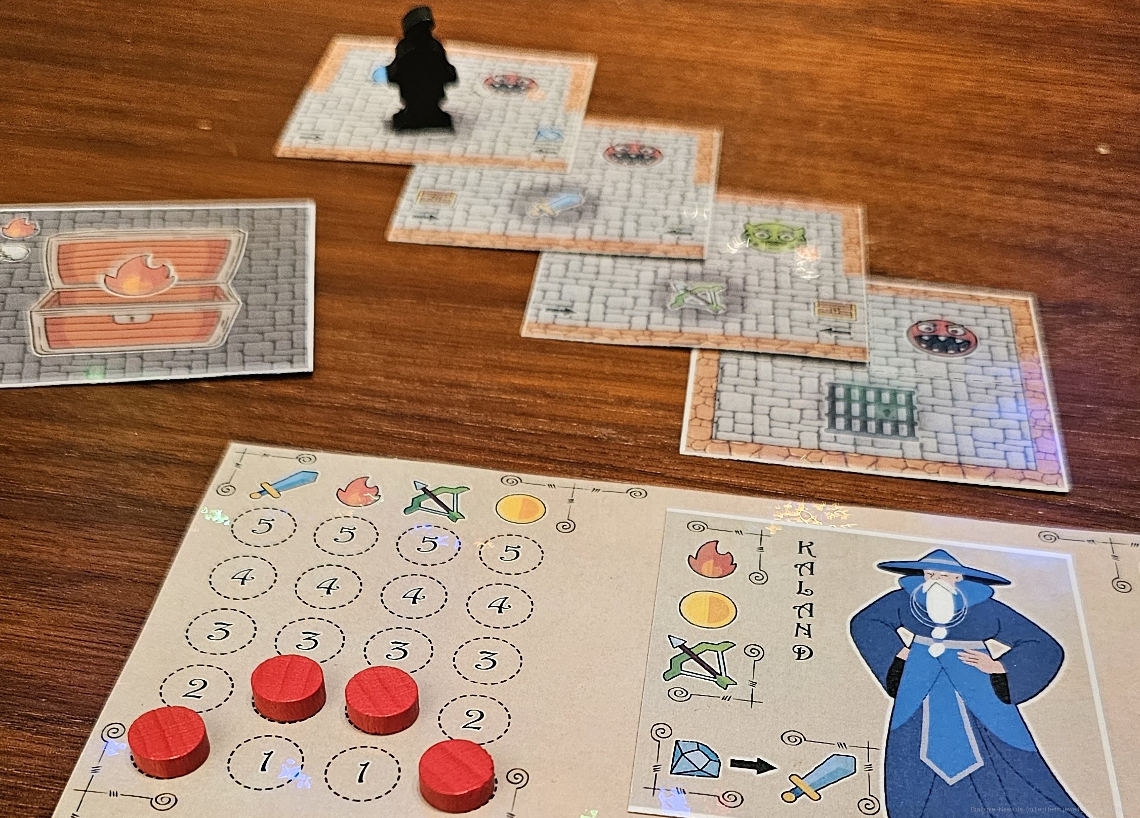 "Dungeon Up" ist ein Print & Play-Spiel für 1-4 Personen ab 8 Jahren mit einer Spieldauer von 30-60 Minuten mit Handmanagement- und Puzzle-Mechaniken. Im Solo-Modus von "Dungeon Up" versuchen wir die Herausforderungen des Endgegners zu bestehen. Dazu leveln wir unseren Charakter auf und sammeln Edelsteine und Schätze, in dem wir uns klug durch selbst gelegte Räume bewegen.