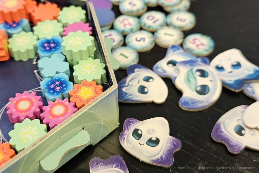"Gloomies" ist ein Set-Collection-Spiel mit Deckbau-Elementen für 2-4 Personen ab 8 Jahren mit einer Spielzeit von etwa 30 Minuten, in dem wir mit Hilfe von knuffigen Geistern zunächst Blumen pflanzen und sie in einer zweiten Spielphase wieder ernten, um Aufträge damit zu erfüllen.