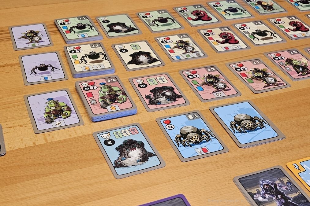 "Nexus" ist eine Erweiterung für "Karak Goblin", die dem Deck- und Engine-Building-Spiel für nun 2-5 Personen ab 8 Jahren mit einer Spielzeit von 30-60 Minuten einen neuen Spielmodus, neue Helden, ein Modul zur Erhöhung des Schwierigkeitsgrades und eine völlig neue Endgegnermechanik hinzufügt.
