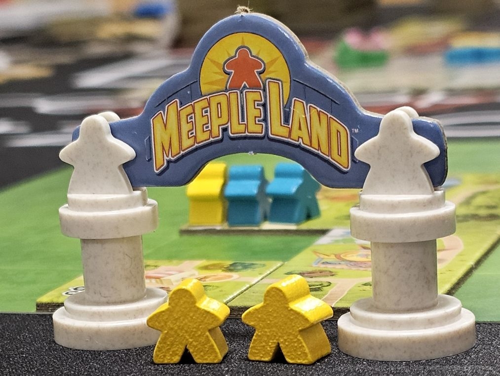 "Meeple Land" ist ein Plättchen-Legespiel für 2-4 Personen ab 8 Jahren, in dem wir in ungefähr 60 Minuten einen Freizeitpark errichten, um bis zum Spielende möglichst viele verschiedene Fahrgeschäfte zu bauen und Besucher (Meeple) anzulocken.