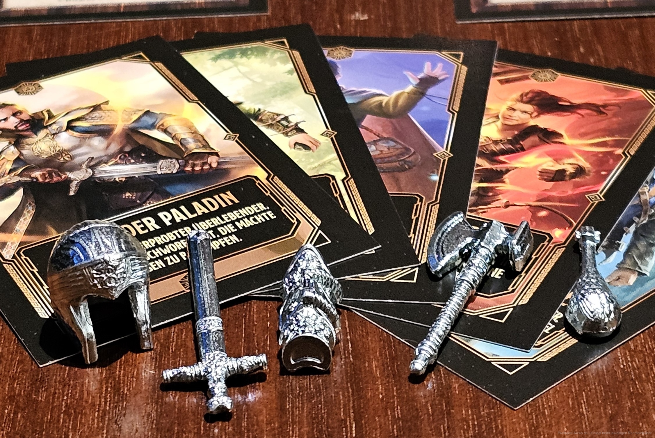 "Monopoly Dungeons & Dragons: Ehre unter Dieben" ist ein glückslastiges Roll & Move-Spiel mit Handelselementen für 2-5 Personen ab 8 Jahren mit einer Spieldauer von 45-90 Minuten, in dem wir versuchen, durch das riskante Erleben von Abenteuern oder dem sicheren Kaufen von Orten möglichst viel Gold zu erlangen.