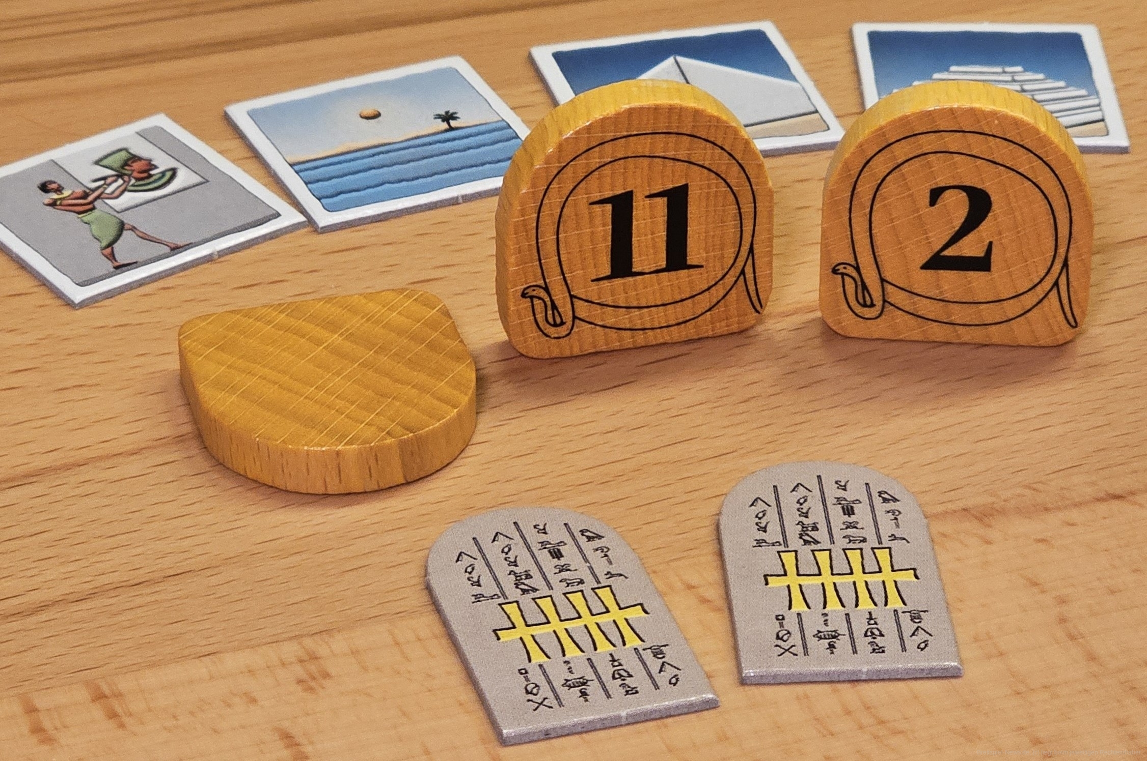 "Ra" ist ein Biet- und Set-Collection-Spiel für 2-5 Personen ab 10 Jahren mit einer Spieldauer von ungefähr 60 Minuten, in dem wir versuchen, über 3 Zeitalter die meisten Monumente und die erfolgreichste Zivilisation aufzubauen.