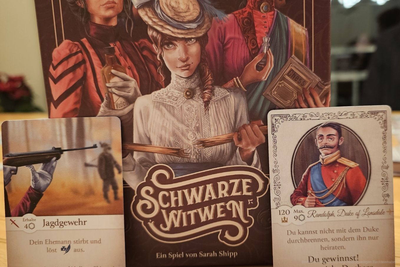 Schwarze Witwen ist ein Drafting- und Hand-Management-Spiel mit einem makabren Thema für 2-6 Personen ab 14 Jahren mit einer ungefähren Spielzeit von 30-90 Minuten, in dem wir versuchen, durch Heirat, Wirtschaft und Mord genug Geld anzuhäufen, um für unseren Traummann, den Duke interessant zu werden. Bei all unseren Machenschaften sollten wir jedoch nicht zu sehr in Verruf geraten.
