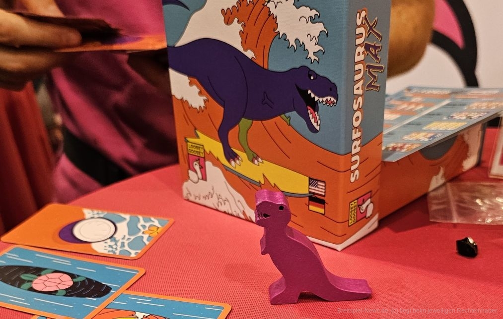 "Surfosaurus MAX" ist ein einfaches Kartenspiel für 2-6 Personen ab 10 Jahren, in dem es in ungefähr 20 Minuten Spielzeit darauf ankommt, im richtigen Moment die eigenen Karten auszuspielen. Dazu versuchen wir in Kombination mit den gespielten Karten der anderen Personen am Tisch an der besten Kombination beteiligt zu sein.