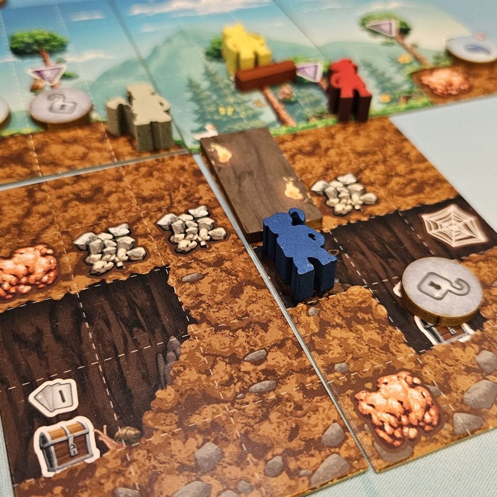 "Terraria: The Board Game" ist ein kooperatives Sandbox-Abenteuerspiel mit Deckbau für 1-4 Personen ab 8 Jahren, in dem wir in mehr als 120 Minuten Aktionspunke ausgeben, um eine offene Welt zu erkunden. Wir entdecken verschiedene Biome nicht nur horizontal, sondern auch vertikal, graben Gänge, kämpfen gegen Monster, craften Materialien, um unsere Basis auszubauen und sammeln Loot.