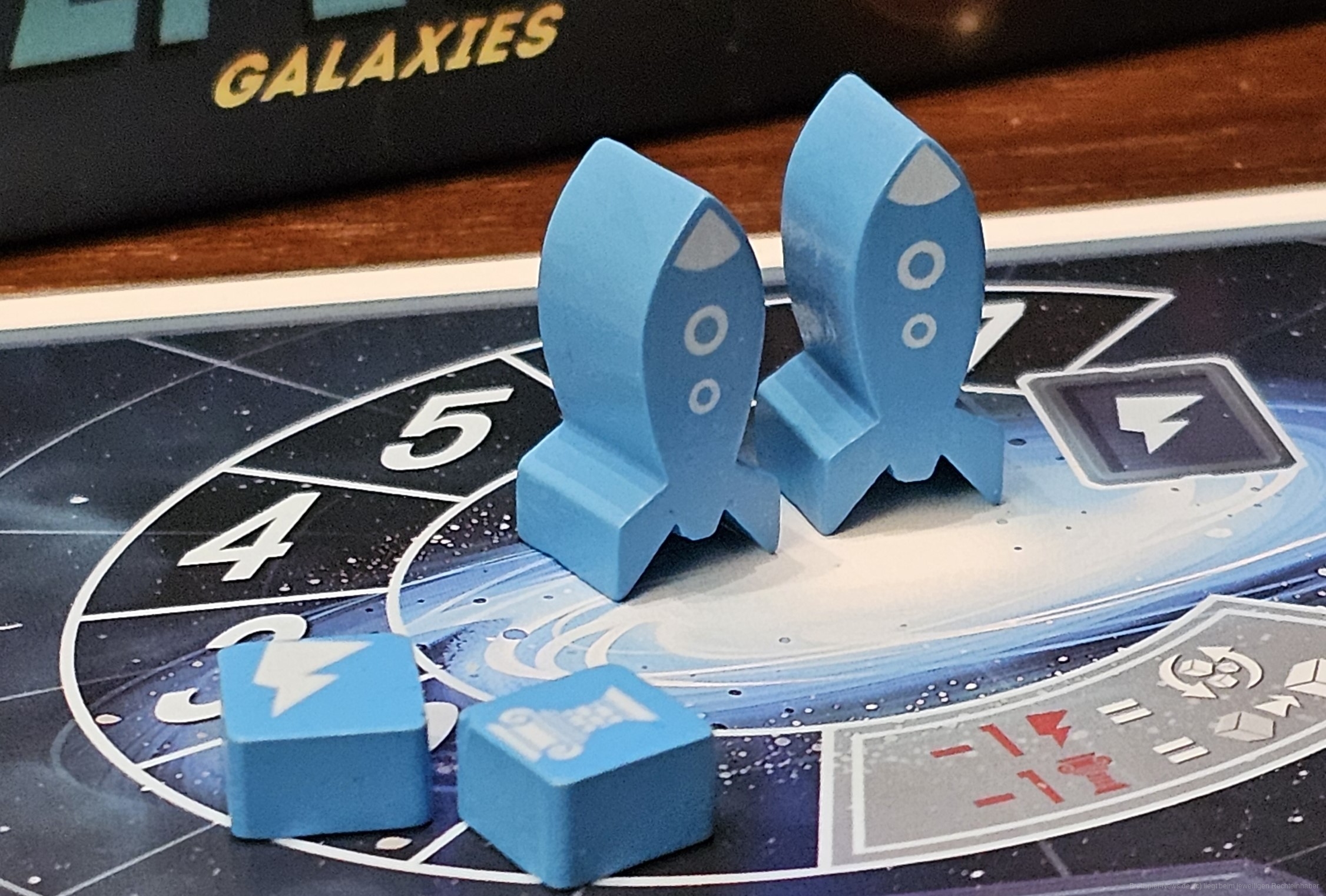 "Tiny Epic Galaxies BLAST OFF!" ist ein Area-Control-, Ressourcen-Management- und Worker-Placement-Würfel-Spiel für 2-4 Personen ab 8 Jahren mit einer Spieldauer von 45-60 Minuten, in dem wir die Galaxie erkunden, unser Volk weiter entwickeln und Planeten kolonialisieren.