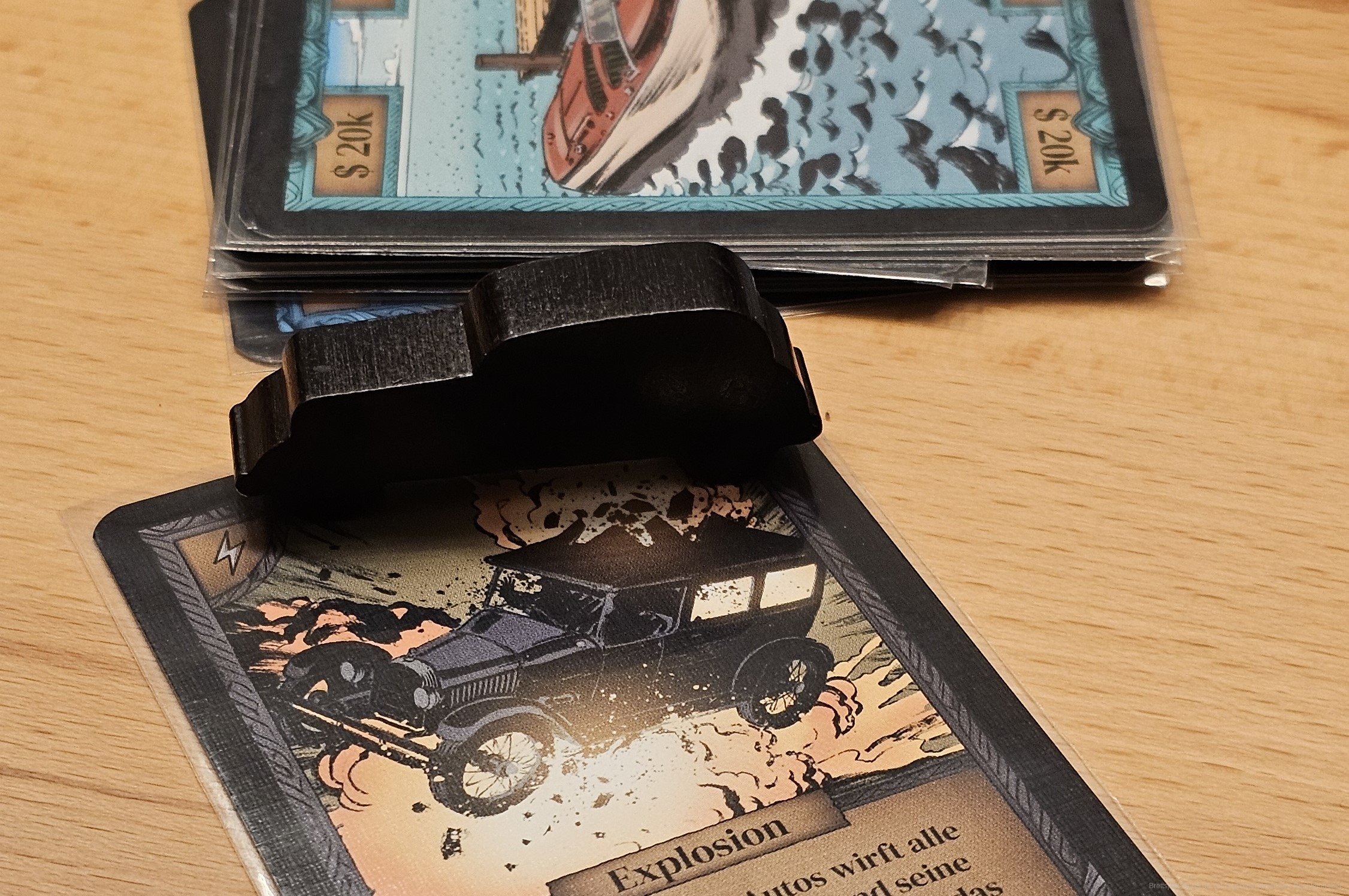 "Unfinished Business" ist ein sehr konfrontatives Set-Collection-Spiel mit tollem Artwork für 3-7 Personen ab 12 Jahren mit einer Spielzeit von etwa 60 Minuten, in dem wir als Don versuchen, möglichst viel Reichtum anzuhäufen. Dazu spielen wir Sets aus Vermögenskarten aus und greifen ungehemmt die anderen Dons an, um deren Vermögen zu stehlen.