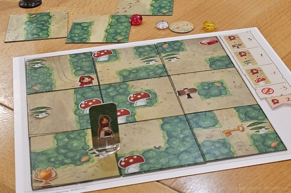 "Woodlands" ist ein Plättchen-Lege-Spiel für 2-4 Personen ab 10 Jahren mit einer Spieldauer von 20-40 Minuten, in dem wir in vielen verschiedenen Szenarien und unter Zeitdruck eine Figur zu ihren Zielen führen wollen.
